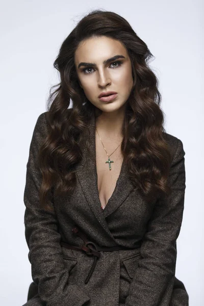 Güzel bir esmer işkadını portresi