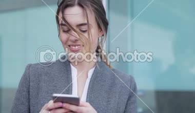 Genç başarılı iş kadını ofis binasının yakınında bir yürüyüş yapıyor. Şık, ciddi görünüyorsun. Klasik takım elbise giyiyor. Kendine güvenen bir yürüyüş. İş yaşam tarzı. Güzel kadın.