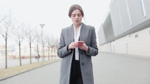 Portret Van Glimlachende Jonge Vrouw Praten Telefoon Zomer Street Slow — Stockvideo