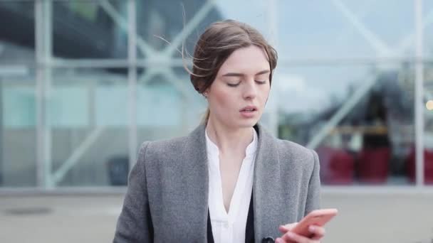 Mulher Aeroporto Telefone Inteligente Portão Esperando Terminal Conceito Viagem Aérea — Vídeo de Stock