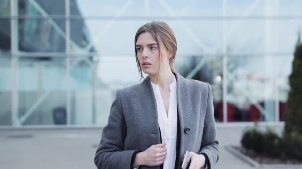 Mladá Úspěšná Žena Procházka Budovy Office Vypadáte Elegantně Vážně Oblečte — Stock video