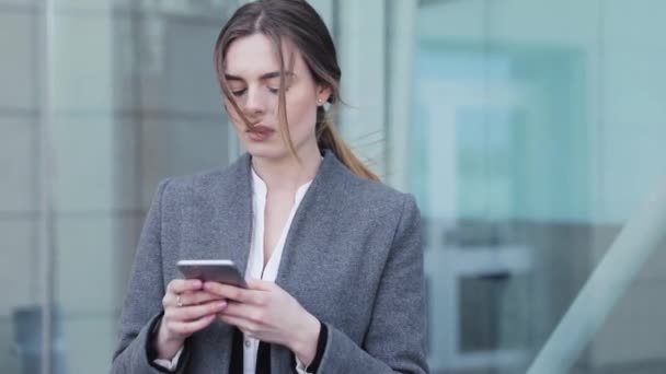 Junge Erfolgreiche Geschäftsfrau Bei Einem Spaziergang Der Nähe Des Bürogebäudes — Stockvideo