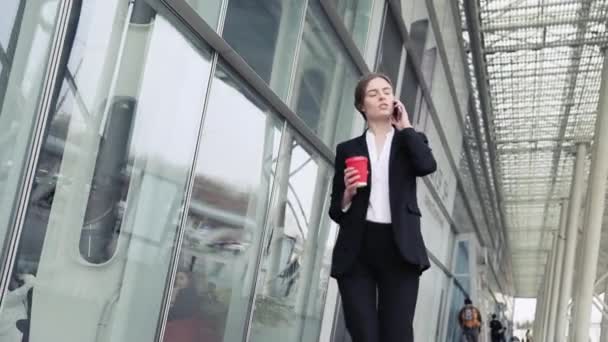 Portrait Smiling Young Woman Talking Phone Summer Street Slow — Stock Video