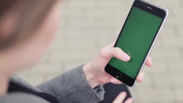 Bonita Jovem Empresária Cidade Com Smartphone Suas Mãos Parece Feliz — Vídeo de Stock