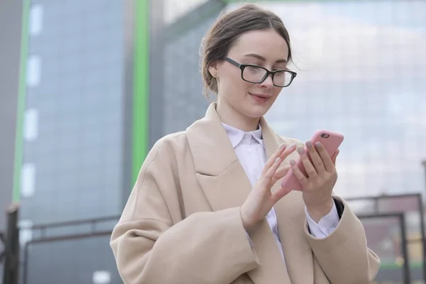 Mooie jonge Business Aziatische vrouw — Stockfoto