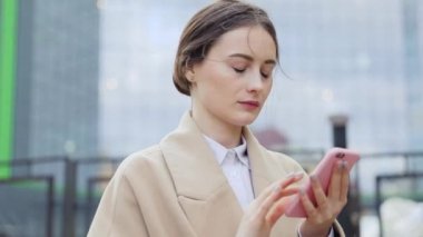 arka planda Gökdelenler ile akıllı telefon manifatura Messenger ile güzel genç iş Asya kadın closeup
