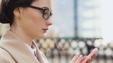 arka planda Gökdelenler ile akıllı telefon manifatura Messenger ile güzel genç iş Asya kadın closeup