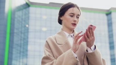 arka planda Gökdelenler ile akıllı telefon manifatura Messenger ile güzel genç iş Asya kadın closeup
