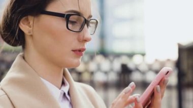arka planda Gökdelenler ile akıllı telefon manifatura Messenger ile güzel genç iş Asya kadın closeup