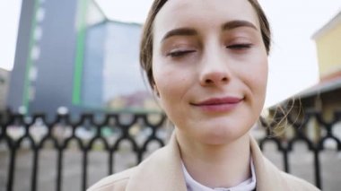 arka planda Gökdelenler ile akıllı telefon manifatura Messenger ile güzel genç iş Asya kadın closeup
