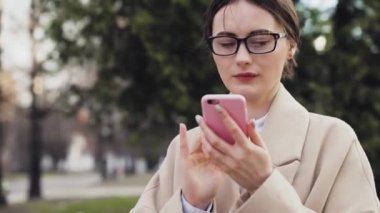 arka planda Gökdelenler ile akıllı telefon manifatura Messenger ile güzel genç iş Asya kadın closeup