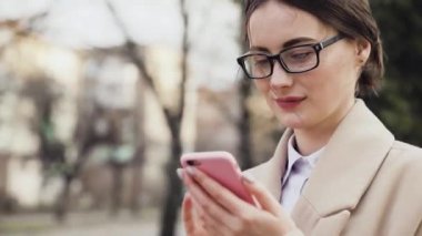 arka planda Gökdelenler ile akıllı telefon manifatura Messenger ile güzel genç iş Asya kadın closeup