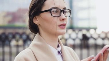 arka planda Gökdelenler ile akıllı telefon manifatura Messenger ile güzel genç iş Asya kadın closeup