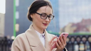 arka planda Gökdelenler ile akıllı telefon manifatura Messenger ile güzel genç iş Asya kadın closeup