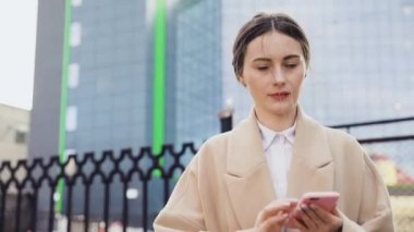 arka planda Gökdelenler ile akıllı telefon manifatura Messenger ile güzel genç iş Asya kadın closeup