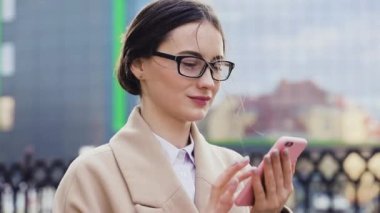 arka planda Gökdelenler ile akıllı telefon manifatura Messenger ile güzel genç iş Asya kadın closeup