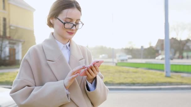 Zavrtat Krásnou Mladou Obchodní Asijskou Ženu Smartphone Mrakodrapy Pozadí — Stock video