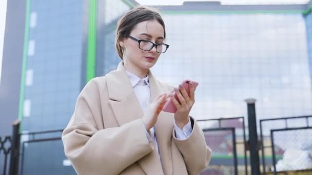 Closeup Beautiful Young Business Asian Woman Smartphone Texting Messenger Skyscrapers — Stock Video