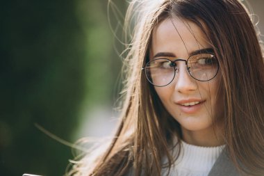 Genç kadın manifatura veya Smartphone kullanarak