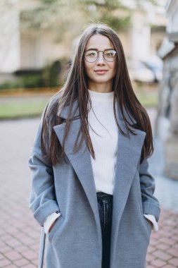 Genç kadın manifatura veya Smartphone kullanarak