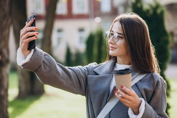 Jonge vrouw sms'en of met behulp van smartphone — Stockfoto