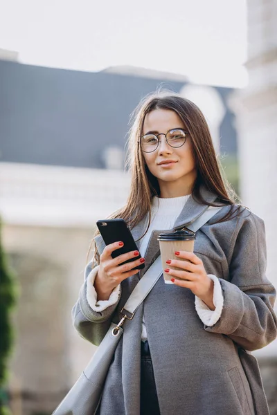 Jonge vrouw sms'en of met behulp van smartphone — Stockfoto