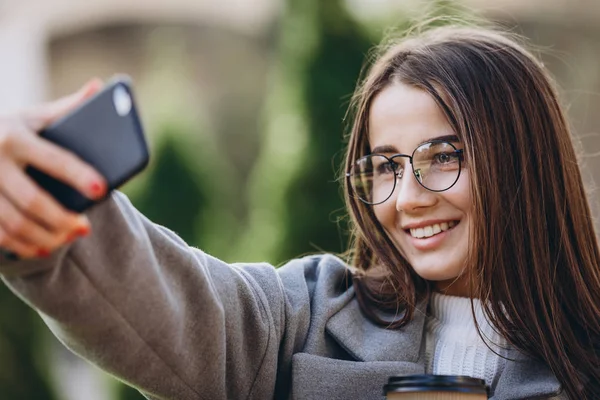 Jonge vrouw sms'en of met behulp van smartphone — Stockfoto