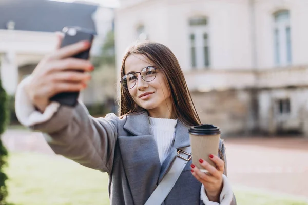 Νέα γυναίκα μηνύματα ή χρήση smartphone — Φωτογραφία Αρχείου