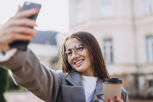 Jonge vrouw sms'en of met behulp van smartphone — Stockfoto