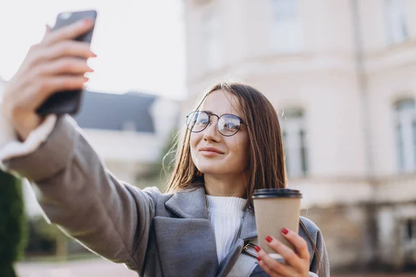 Jonge vrouw sms'en of met behulp van smartphone — Stockfoto