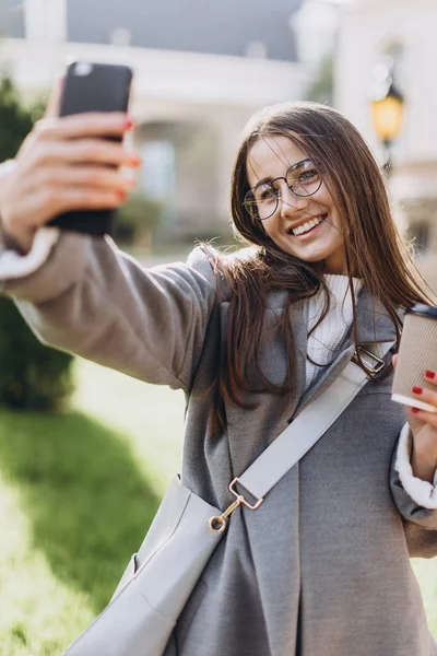 Jonge vrouw sms'en of met behulp van smartphone — Stockfoto