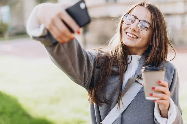 Jonge vrouw sms'en of met behulp van smartphone — Stockfoto