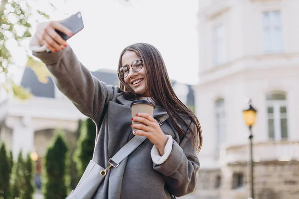 Νέα γυναίκα μηνύματα ή χρήση smartphone — Φωτογραφία Αρχείου