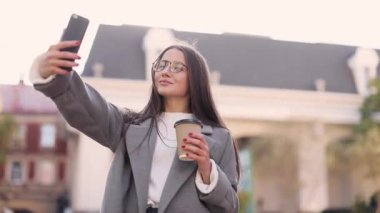 Çift büyük şehir sokakta fotoğraf çekmek