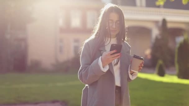 Jovem Mulher Mensagens Texto Usando Smartphone Beber Café Rua — Vídeo de Stock