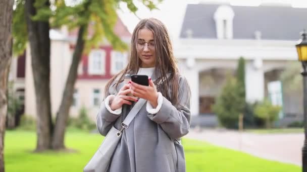 Jonge Vrouw Sms Het Gebruik Van Smartphone Het Drinken Van — Stockvideo