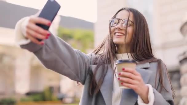 Casal Tirando Fotos Grande Rua Cidade — Vídeo de Stock