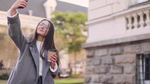 Couple Taking Photos Big City Street — Stock Video