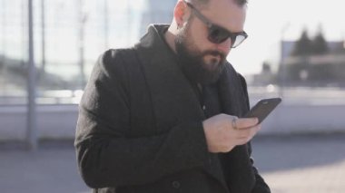 İş adamı Aeroport üzerinde yürüyüş ve cep telefonu kullanarak
