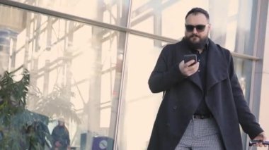 Telefonun ses tanıma kullanarak bir adamın portresi ve tatil turist konuşma kişisel asistan doğal dil kullanıcı arayüzü Havaalanı Terminali yakınında cep telefonu bakıyor.