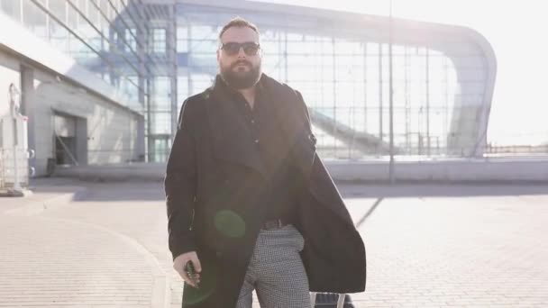 Affärs Man Walking Aeroport Och Med Hjälp Mobil Telefon — Stockvideo