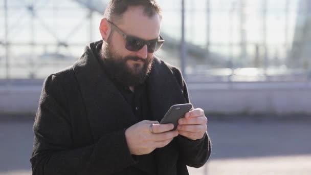 Uomo Affari Camminando Sull Aeroporto Utilizzando Telefono Cellulare — Video Stock