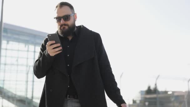 Homme Affaires Marcher Sur Aeroport Utiliser Téléphone Portable — Video