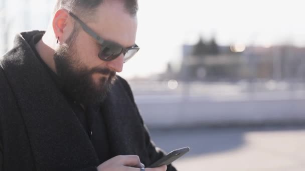 Adamı Aeroport Üzerinde Yürüyüş Cep Telefonu Kullanarak — Stok video