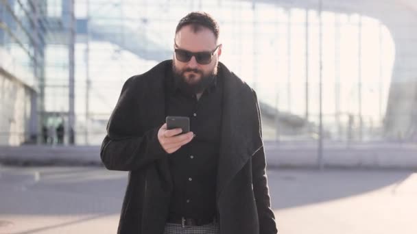 Επιχειρηματίας Περπατώντας Στο Αεροδρόμιο Και Χρησιμοποιώντας Κινητό Τηλέφωνο — Αρχείο Βίντεο