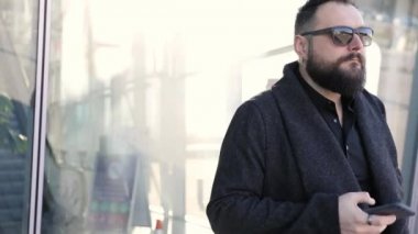 Telefonun ses tanıma kullanarak bir adamın portresi ve tatil turist konuşma kişisel asistan doğal dil kullanıcı arayüzü Havaalanı Terminali yakınında cep telefonu bakıyor.