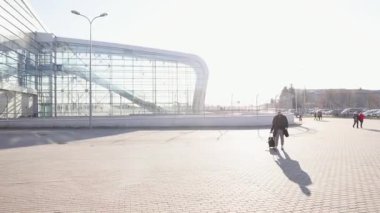 Bir takım, genç yakışıklı işadamı (öğrenci) istasyonunda, havaalanında bir evrak çantası ile birlikte gelir. Konsept: bir yeni iş seyahat dünya, iletişim, kişiler, yeni anlaşma, başarı,.