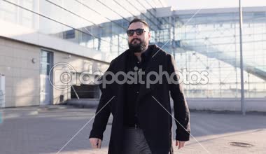 Çekici adam sakal ve sokakta dans evrak çantası