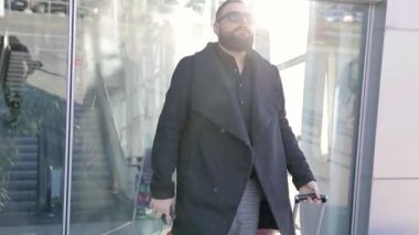 Telefonun ses tanıma kullanarak bir adamın portresi ve tatil turist konuşma kişisel asistan doğal dil kullanıcı arayüzü Havaalanı Terminali yakınında cep telefonu bakıyor.