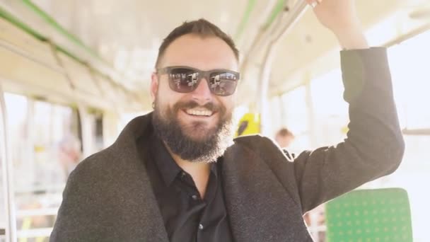 Portret Atrakcyjnego Mężczyzny Pociągu Mówiącego Smartfonie Uśmiechnięty Człowiek Szczęśliwy Ręka — Wideo stockowe